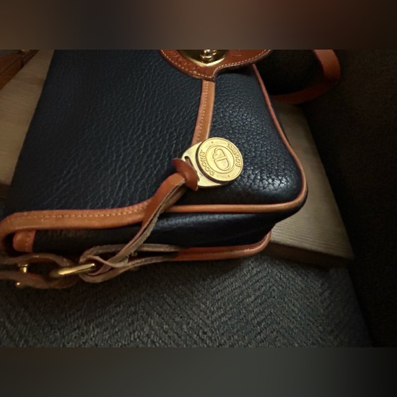 Beautiful vintage Dooney & Bourke shoulder bag/crossbody in navy blue AWL. - Picture 7 of 16
